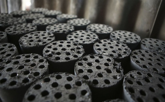 A picture containing indoor, different, several Description automatically generated